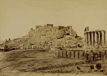 Der Tempel des Olympischen Zeus und die Akropolis im Hintergrund